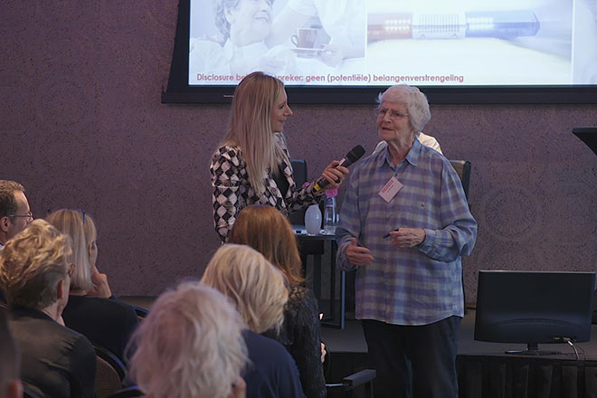 OoJP_Saar660 Saar Boerlage van de Wijze Oude Wijven in Amsterdam in gesprek met dagvoorzitter Meike de Jong op het congres Ouderenzorg op de Juiste Plek