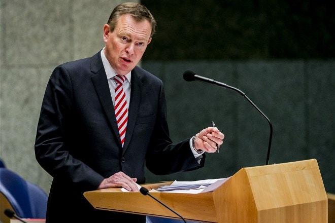 Bruins-RemkodeWaal-ANP-660 Minister Bruno Bruins in de Tweede Kamer