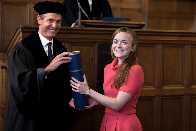 Marit de Vos (rechts) ontvangt haar bul.