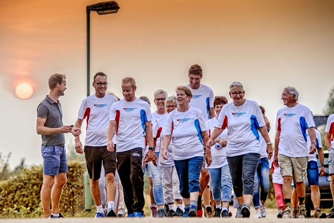 Bas van de Goor (midden), initiator van het wandelevenement Nationale Diabetes Challenge, in actie in Sleeuwijk.