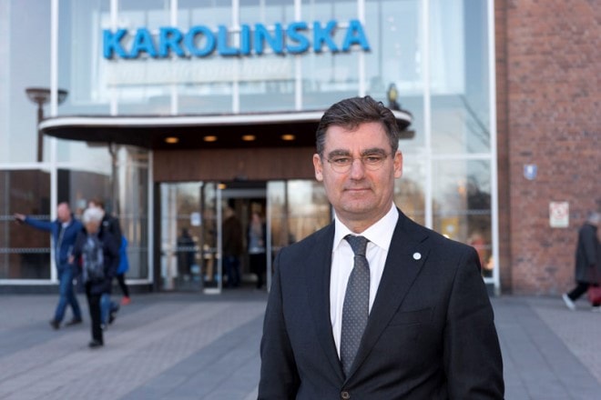 Melvin Samsom, oud-CEO van Karolinska, voor de ingang van het voormalige gebouw van Karolinska in Stockholm. Foto: Ola Lundström.