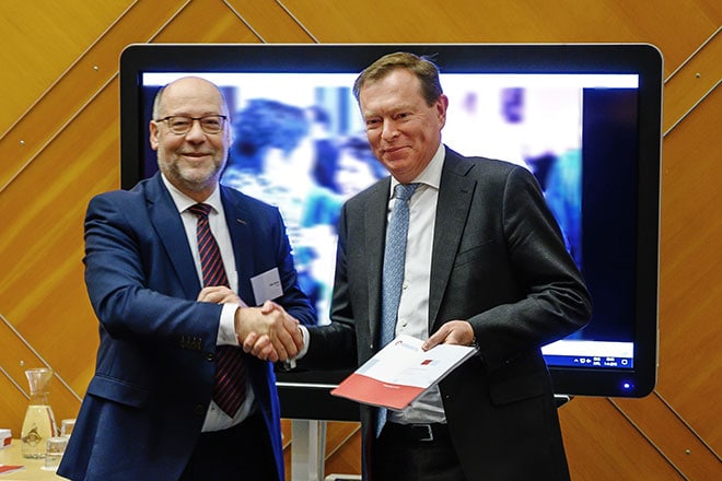 WillySpaan_Bruins660 Willy Spaan, voorzitter van de Nederlandse Federatie van Universitair Medische Centra, overhandigt het plan 'Onderzoek & Innovatie met en voor de gezonde regio' aan minister Bruins van Medische zorg