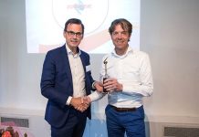 Juryvoorzitter Andrë Rouvoet feliciteert Zorgmanager van het Jaar 2019 Peter de Visser
