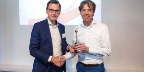 Juryvoorzitter Andrë Rouvoet feliciteert Zorgmanager van het Jaar 2019 Peter de Visser