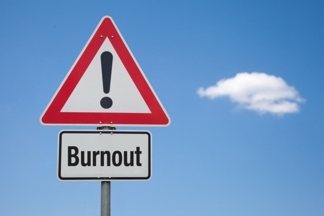 Achtung Schild Mit Wolke Burnout