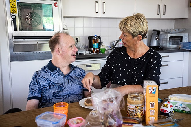 Gentle Teaching: Medewerkers gebruiken handen, stem en ogen om contact te maken en interactie te stimuleren