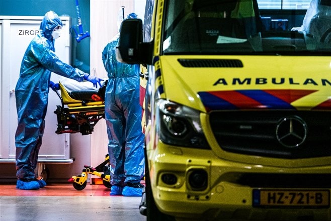 Ambulances vervoeren coronapatiënten vanuit Elisabeth Tweesteden Ziekenhuis in Tilburg, naar ziekenhuizen in Groningen, Leeuwarden, Drachten, Zwolle, Rotterdam aen Maastricht. ANP ROB ENGELAAR