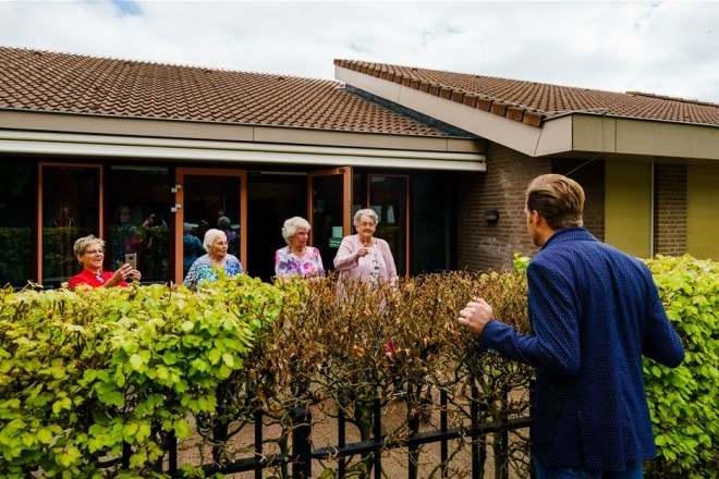 HdJ-ANP-MarcodeSwart Minister Hugo de Jonge spreekt met bewoners van Centrum voor Wonen en Zorg Heidestede in Sint Willibrord. Foto: ANP Marco de Swart.