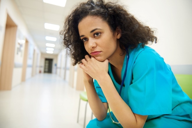 nurse-stress-iStock-660 Zorgverleners staan nu nog in de overlevingsstand en houden het vol. Maar ze moeten een marathon lopen. Foto: iStock.