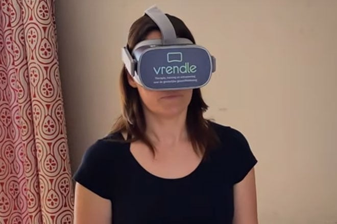 Freena van Leeuwen-Eijffinger van GgzE showt de VR-bril