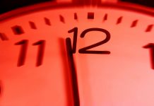 Symbolbild 1 Minute Vor 12, Symbol Picture 1 Minute Before 12