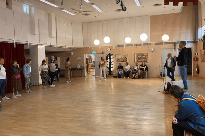 Thomas Melen, trainingscoördinator van Tellus Fritidscenter, op het podium in een ruimte van Tellus Fritidscenter, waar ouderen kunnen dansen.