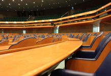 Op de foto: de Tweede Kamer met lege stoelen