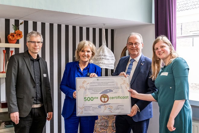 o met uitreiking 500e certificaat Milieuthermometer Zorg aan Cedrah Vlnr: Adriaan van Engelen (directeur Milieu Platform Zorg), minister Dijkstra, Teunis Stoop (Raad van Bestuur Cedrah), Annet Schneider (beleidsadviseur kwaliteit en veiligheid Cedrah)