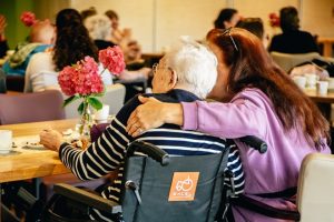 Een Philadelphia-collega met een bewoner van woonzorglocatie De Moerberg tijdens het openingsfeest