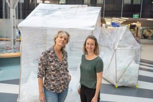 Op de foto: kunstenaar Maria Koijck en manager duurzaamheid Charlotte Kumm