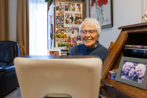 Zorgrobot SARA kalmeert of activeert mensen met dementie
