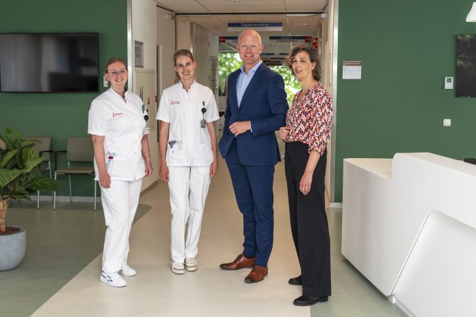 vlnr regie verpleegkundigen van Santen en Ammerlaan_ voorzitter RvB Honig en Lector van Hooft eigen regie verpleegkundigen en patiënten in Franciscus