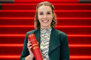 Onderzoeker Lisa-Marie Smale vertelt over haar onderzoek om verspilling van medicatie tegen te gaan en het programma Samen de Zorg Vergroenen