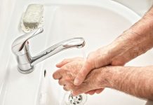 Senior wast de handen