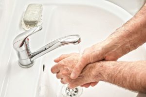 Senior wast de handen