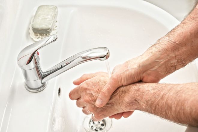 Senior wast de handen