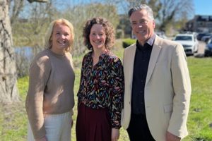 Van links naar rechts: directeur Minke van der Veen, adviseur vitaliteit en gezondheid Trynke Brouwer- Gerritsma en bedrijfsarts Guus Wieringa.