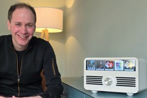 Op de foto: ontwerper Rik Wesselink met Clef'r, de slimme en gepersonaliseerde muziekspeler voor mensen met dementie