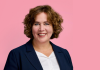 Opinie | Maak bewegen voor ouderen een publieke verantwoordelijkheid Portretfoto van Kirsten Andres, directeur-bestuurder Nationaal Ouderenfonds