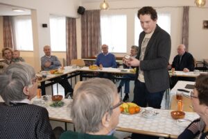Bijzonder hoogleraar Rens Brankaert met het kompas