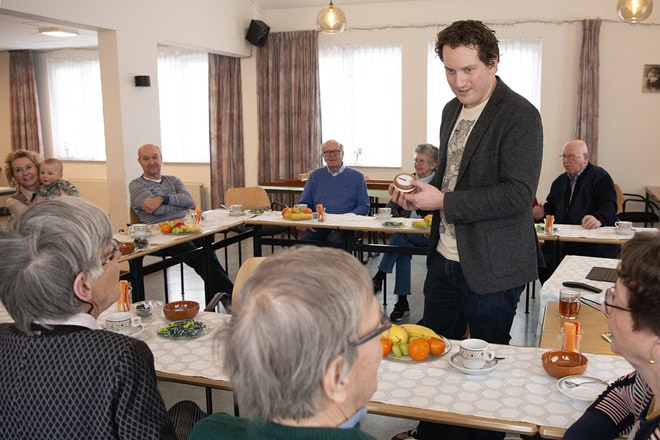 Dementiekompas Bijzonder hoogleraar Rens Brankaert met het kompas