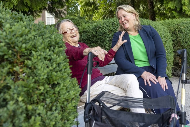 Gitta Hoeks Bestuurder Gitta Hoeks met een van de bewoners van Bosbeek op het landgoed
