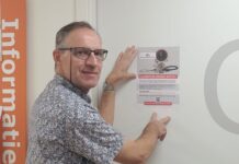 Huisarts strijdt met staking voor betere tarieven Huisarts Steven Janssen toont actieposter in zijn praktijk