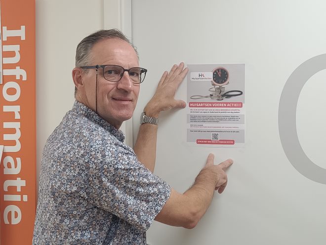 Huisarts_Steven _Janssen_webformaat Huisarts Steven Janssen toont actieposter in zijn praktijk