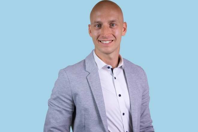 Mike de Wit met een blauwe achtergrond (1)