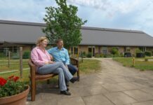 Man en vrouw op bank