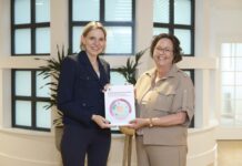 Tamara van Ark over nieuwe Zorgstandaard Dementie: ‘De focus verschuift van zorg naar leven’ Onafhankelijk voorzitter Tamara van Ark overhandigt minister Sterk de geactualiseerde Zorgstandaard Dementie.