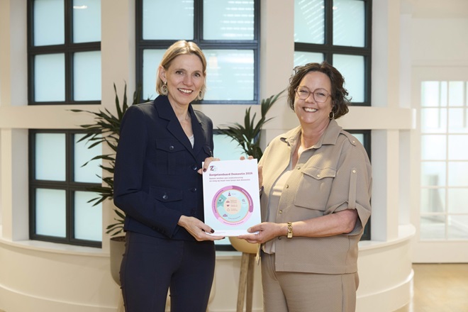 Mirjam Sterk en Tamara van Ark Onafhankelijk voorzitter Tamara van Ark overhandigt minister Sterk de geactualiseerde Zorgstandaard Dementie.