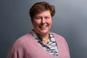 Promovenda en verpleegkundig specialist Mirjam de Leede onderzoekt hoe de wijkverpleging aan wijkgerichte preventie kan werken