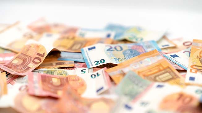 Euro Geld Scheine Bargeld vor weißen Hintergrund close-up