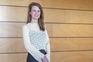 Ylse van Dijk vertelt over haar onderzoek naar de impact van covid op vvt-medewerkers